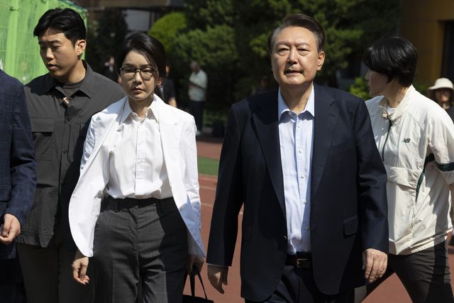 윤석열 전 대통령 내외가 제21대 대통령선거일인 3일 오전 서울 서초구 원명초등학교에 마련된 서초4동 제3투표소로 향하고 있는 모습 [사진제공=뉴시스]<br>