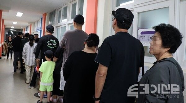 제21대 대통령선거일인 3일 오전 경기도 광명시 경기항공고등학교에 마련된 광명7동 제2투표소에 시민들이 투표하기 위해 줄을 서고 있다.&nbsp;ⓒ투데이신문