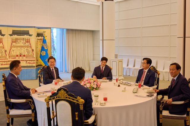 이재명 대통령이 지난 22일 한남동 관저에서 열린 여야 지도부와 오찬에서 발언하고 있는 모습. [사진제공=뉴시스]