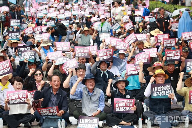 국민과 함께하는 농민의길이 30일 서울 용산 대통령실 인근의 지하철 삼각지역 앞에서 송미령 유임 철회 내란농정 즉각 청산 1차 전국농민결의대회를 진행하고 있다. ⓒ투데이신문
