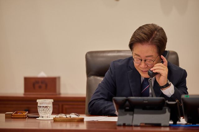 &nbsp;이재명 대통령이 23일 서울 용산구 대통령실 청사 집무실에서 안와르 이브라힘 말레이시아 총리와 전화 통화를 하고 있는 모습. [사진제공=뉴시스]<br>