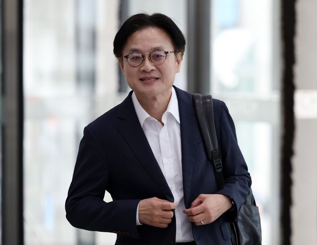 김정관 산업통상자원부 장관 후보자가 30일 오전 서울 강남구 한국기술센터에 마련된 인사청문회 준비 사무실에 출근하고 있다. [사진=뉴시스]