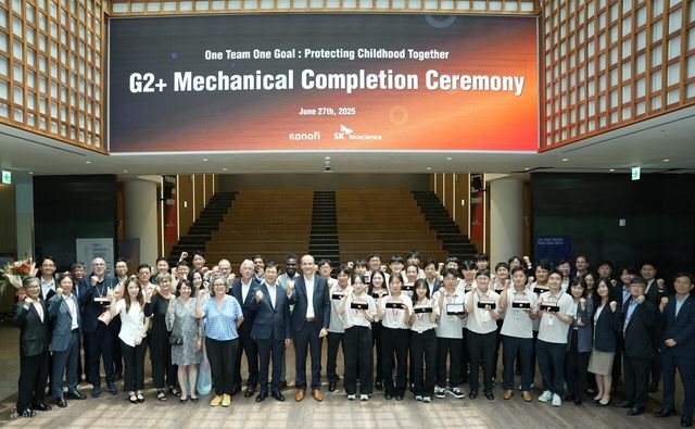 SK바이오사이언스와 사노피 임직원들이 폐렴구균 백신 생산시설 준공 기념촬영을 하고 있다. [사진=SK바이오사이언스]