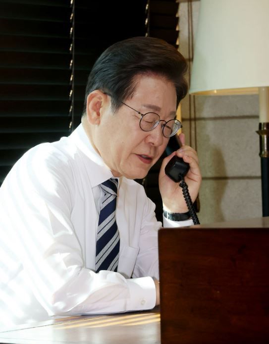 이재명 대통령이 4일 인천 계양구 사저에서 김명수 합동참모본부 의장으로부터 군 통수권 이양 보고를 받고 있다. [사진출처=뉴시스]<br>