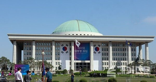 제21대 이재명 대통령의 취임선서식이 열린 4일, 서울 여의도 국회 본청 외벽에는 대형 태극기와 취임식 현수막이 내걸렸다.ⓒ투데이신문<br>