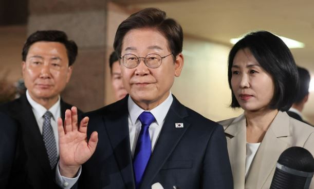 더불어민주당 이재명 대선 후보가 3일 밤 인천 계양구 자택을 나서며 지지자들에게 인사하고 있다.[사진출처=뉴시스]