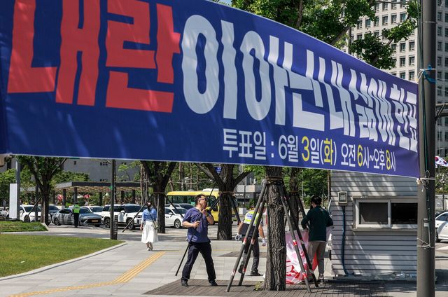 제21대 대통령 선거가 끝난 4일 서울 종로구 광화문네거리에서 종로구청 관계자들이 선거 현수막을 철거하고 있다. [사진제공=뉴시스]