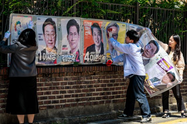 제21대 대통령 선거가 끝난 4일 서울 종로구 예술가의 집 앞에서 서울시선거관리위원회 직원들이 선거 벽보를 철거하고 있다. [사진제공=뉴시스]