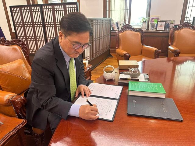 우원식 국회의장이 4일&nbsp;이재명 대통령의&nbsp;국회의원직 사직서를 결재했다.&nbsp;[사진제공=우원식 국회의장 페이스북]