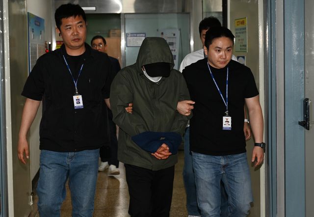 아내와 두 아들을 태운 차량을 몰고 바다로 돌진해 숨지게 한 혐의(살인·자살방조)를 받는 가장 지모(49)씨가 지난 4일 오전 광주 북구 북부경찰서에서 구속 전 피의자 심문(영장실질심사)을 받기 위해 걸음을 옮기고 있다. [사진제공=뉴시스]