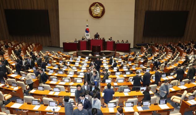 지난 1월 8일 당시&nbsp;더불어민주당 등 야당 의원들이 서울 여의도 국회에서 열린 제420회 국회(임시회) 제4차 본회의에서 비상계엄 내란행위 진상규명 특검법 재의의 건 및 김건희 여사 특검법 재의의 건 등이 부결되자 이에 대한 규탄대회를 하기 위해 본회의장을 나가고 있다. [사진출처=뉴시스]