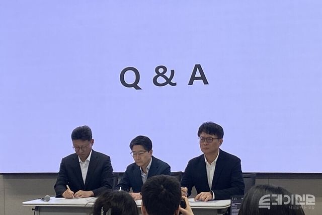 5일 서울 중구에서 열린 SK텔레콤 일일브리핑에서 (왼쪽부터) 김희섭 PR센터장, 임봉호 MNO사업부장, 류정환 네트워크인프라센터장이 질의응답을 받고 있다. ⓒ투데이신문