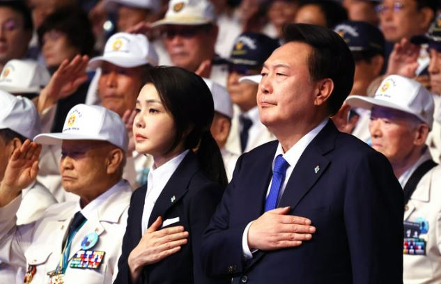 윤석열 전 대통령과 부인 김건희 여사가 지난해 6월 25일 대구 북구 엑스코에서 열린 6·25전쟁 74주년 행사에서 국기에 대한 경례를 하고 있다.[사진출처=뉴시스]