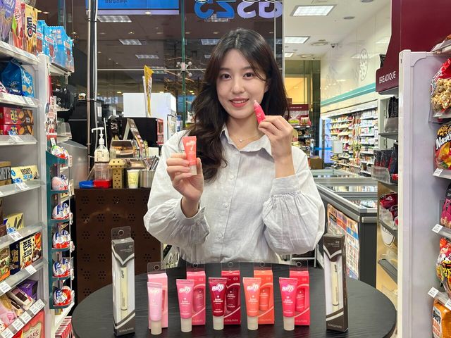 편의점업계가 식품 위주의 기존 카테고리에서 비식품 영역까지 포트폴리오를 확장하며 돌파구 마련에 나서고 있다.[사진=GS리테일]