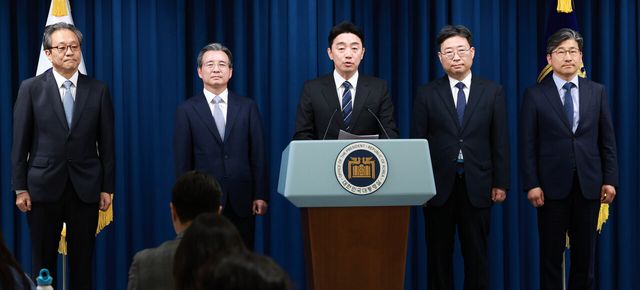 강훈식 비서실장이 6일 서울 용산구 대통령실 브리핑룸에서 조직개편안 및 1차 인선 발표 관련 브리핑을 하고 있는 모습. [사진제공=뉴시스]<br>