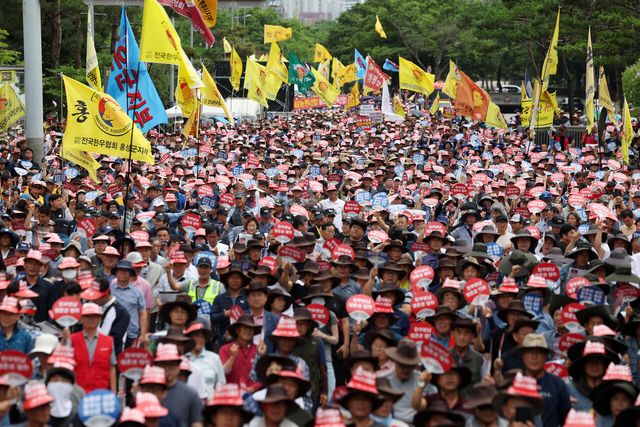 전국한우협회 소속 한우농민들이 지난 2024년 7월 서울 여의도 국회 앞에서 열린 ‘한우산업 안정화 촉구 한우 반납 투쟁 집회에서 구호를 외치고 있다. [사진제공=뉴시스]