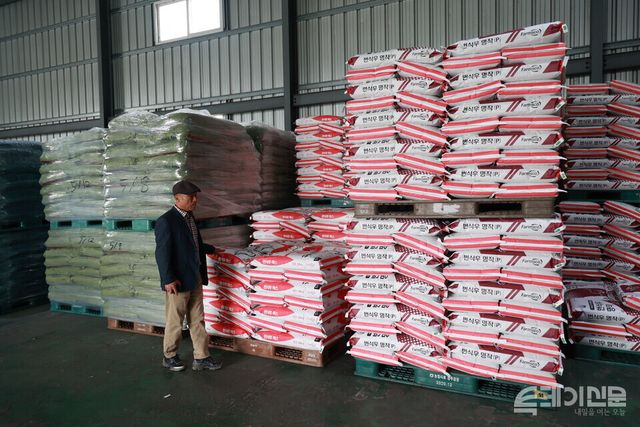 전북 정읍시에서 한우를 사육하는 농민 한양수씨가 자신이 이사장으로 활동하는 전북한우육종협동조합의 사료 저장 창고를 보여주며 공동 사료 구매 사업을 설명하고 있다. ⓒ투데이신문