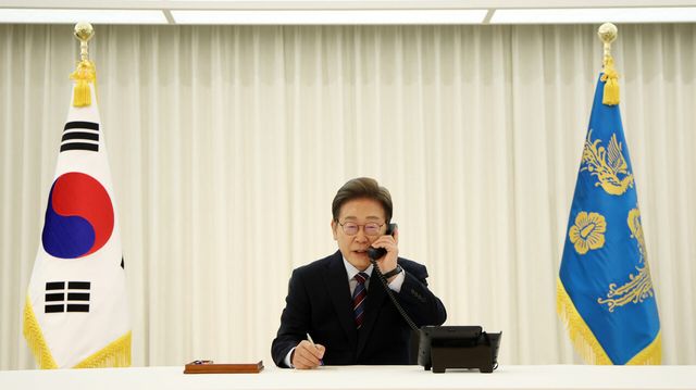 이재명 대통령이 지난 6일 서울 한남동 관저에서 도널드 트럼프 미국 대통령과 전화 통화를 하기 위해 수화기를 들고 있는 모습. [사진제공=뉴시스]<br>