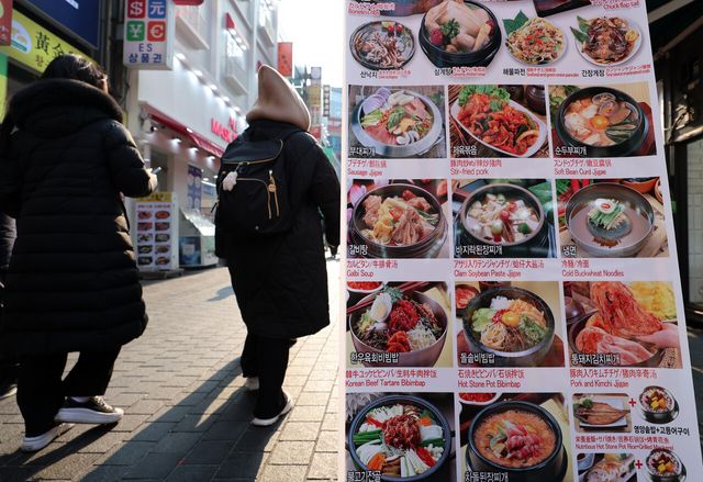외식 물가 상승에 따라 상대적으로 저렴한 가격으로 끼니를 해결하려는 수요가 늘어나면서, 저렴한 가격대를 내세운 외식 프랜차이즈 브랜드의 인기가 높아지고 있다. [사진=뉴시스]