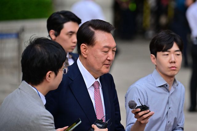 윤석열 전 대통령이 9일 오후 서울 서초구 중앙지방법원에서 열린 내란 우두머리 혐의, 직권남용 권리행사방해 혐의 사건 6차 공판을 마친 후 취재진의 질문을 받으며 법원을 나서고 있는 모습. [사진제공=뉴시스]