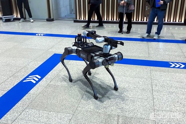 지난 3월 경기도 수원시 수원컨벤션센터에서 열린 제56기 삼성전자 정기 주주총회에 레인보우로보틱스 로봇이 전시돼 있다. ⓒ투데이신문