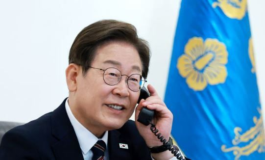 이재명 대통령이 9일 서울 용산구 대통령실 청사 집무실에서 이시바 시게루 일본 총리와 전화 통화를 위해 수화기를 들고 있다.[사진출처=뉴시스]<br>