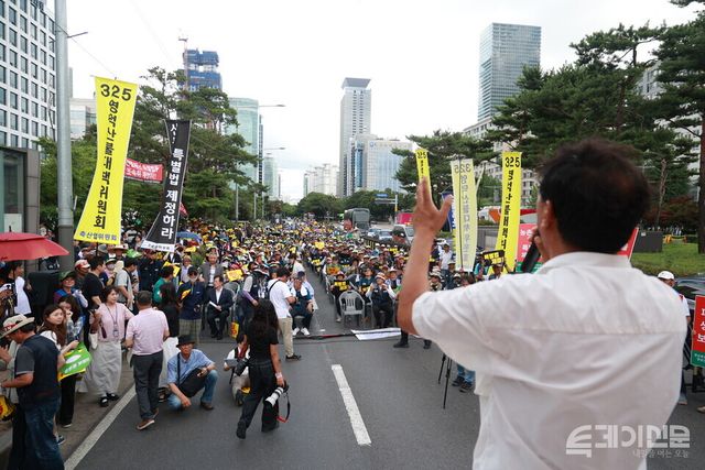 경북산불피해주민대책위원회가 1일 서울 여의도 국회 앞에서 경북 산불 피해지역 주민 1000여명이 참여하는 주민 집회를 진행하고 있다. ⓒ투데이신문