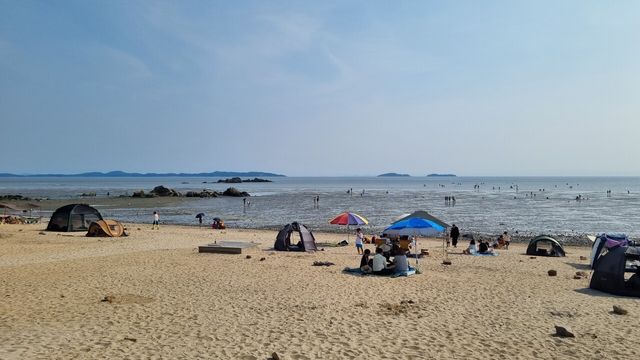 최근 인천 강화군의 한 해수욕장에서 평상시 대비 약 8배에 달하는 시간당 0.87μSv의 방사선 수치가 측정됐다는 주장이 제기됐으나 사실이 아닌 것으로 확인됐다. 사진은 강화군 민머루해변. [사진제공=뉴시스]<br>