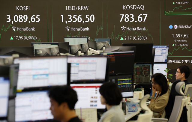 1일 원·달러 환율은 전 거래일 주간거래 종가(1350원)보다 5.9원 오른 1355.9원에 주간 거래를 마무리 했다. [사진=뉴시스]