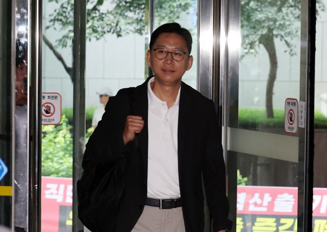 배경훈 과학기술정보통신부 장관 후보자가 1일 오전 서울 종로구 광화문우체국에 마련된 인사청문회 준비 사무실로 출근하고 있다. [사진제공=뉴시스]