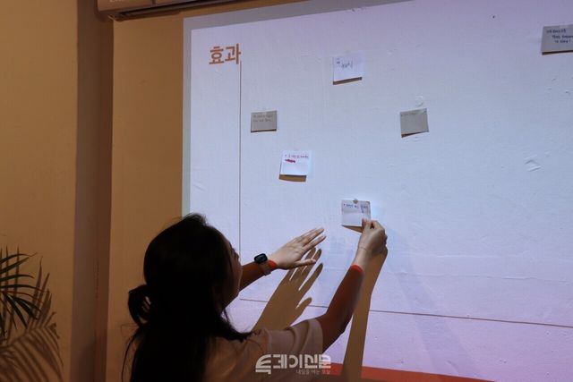 개인이 실천할 수 있는 기후 행동이 쓰인 종이를 직접 붙이고 있는 한 참가자 ©투데이신문