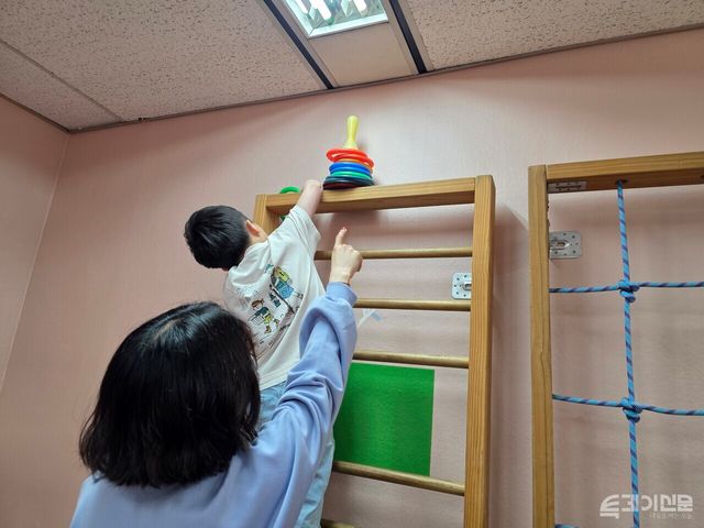 발달지연 치료를 받는 아이의 모습ⓒ투데이신문