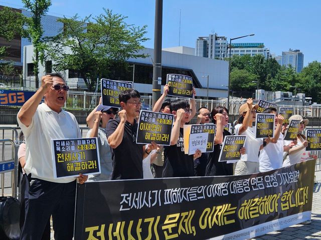 전세사기·깡통전세 피해자 전국대책위원회와 전세사기·깡통전세 문제 해결을 위한 시민사회대책위원회가 10일 오전 용산 대통령실 앞에서 이재명 대통령과의 면담을 요청하는 기자회견을 진행하고 있다. [사진제공=전세사기·깡통전세 피해자 전국대책위원회]&nbsp;