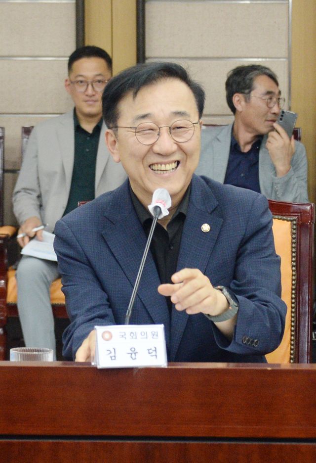 국토부장관 후보자로 지명된 김윤덕 국회의원이 11일 전북 전주시 전북특별자치도청 회의실에서 열린 '전북 국회의원-도-시군 예산정책협의회'에 참석해 인사말을 하고 있다. [사진=뉴시스]