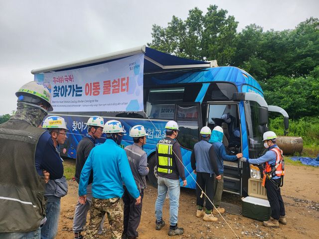 포스코이앤씨가 현장 근로자들이 더위를 피하고 휴식을 취하러 ‘찾아가는 이동 쿨쉼터’로 들어가고 있다. [사진=포스코이앤씨]