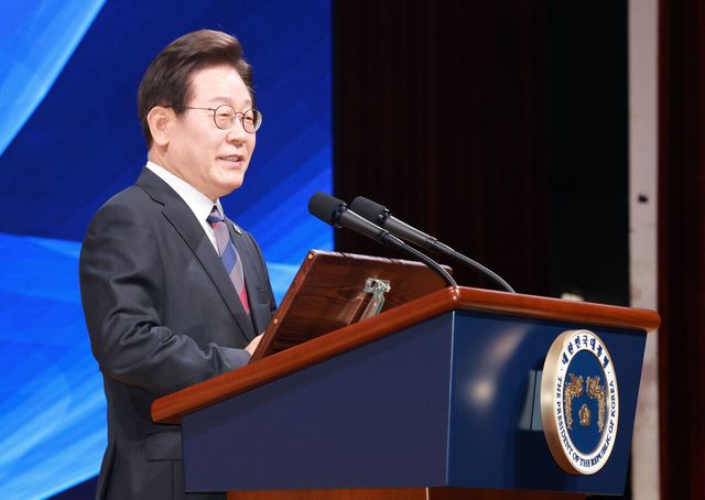 이재명 대통령이 13일 오후 서울 강남구 코엑스에서 열린 2025 세계정치학회(IPSA) 서울총회 개막식에서 기조연설을 하고 있는 모습. [사진제공=뉴시스]<br>