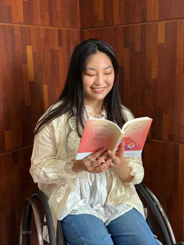 첫 소설 <두잇커피, 마음을 내립니다>를 펴낸&nbsp; 곽현주 작가.&nbsp; [사진제공=미다스북스]<br>