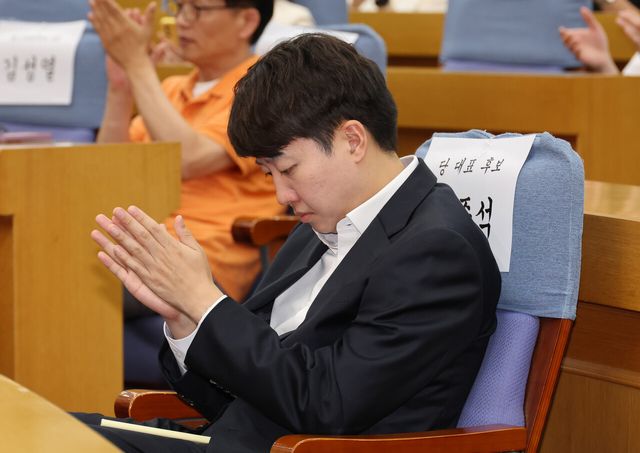 개혁신당 당 대표 선거에 단독으로 입후보한 이준석 의원이 13일 오후 서울 여의도 국회 의원회관에서 열린 ‘개혁신당 제2차 전당대회 1차 온라인 토론회’에 참석해 박수치고 있는 모습. [사진제공=뉴시스]<br>