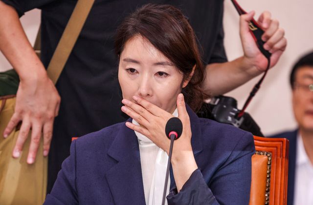 여성가족부 강선우 장관 후보자가 14일 서울 여의도 국회에서 열린 여성가족위원회 인사청문회에서 의원들의 질문을 듣고 있다. [사진제공=뉴시스]