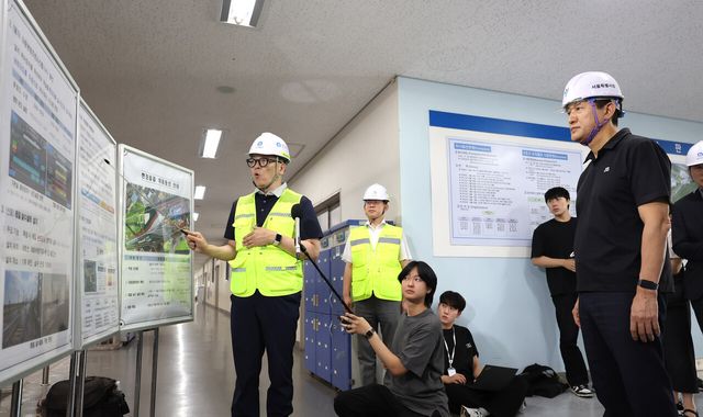 오세훈 서울시장이 지난 11일 오전 서울 강서구 서울시메트로9호선 김포차량기지에서 폭염대책 추진현황을 듣고 있다. [사진제공=뉴시스]