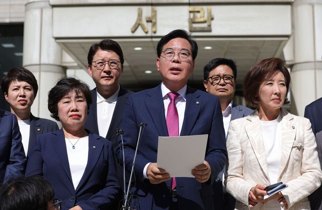 송언석 국민의힘 비상대책위원장 겸 원내대표를 비롯한 의원들이 지난 11일 오후 서울 서초구 서울중앙지방법원 앞에서 국민의힘 의원실 압수수색 등 이재명 정부의 정치 보복 및 야당 탄압 관련 규탄 대회를 하고 있는 모습. [사진제공=뉴시스]<br>