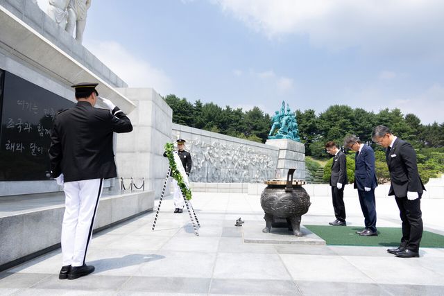 금한승 신임 환경부차관이 지난 7일 대전 유성구 국립 대전현충원을 찾아 참배하고 있다 [사진제공=환경부/뉴시스]