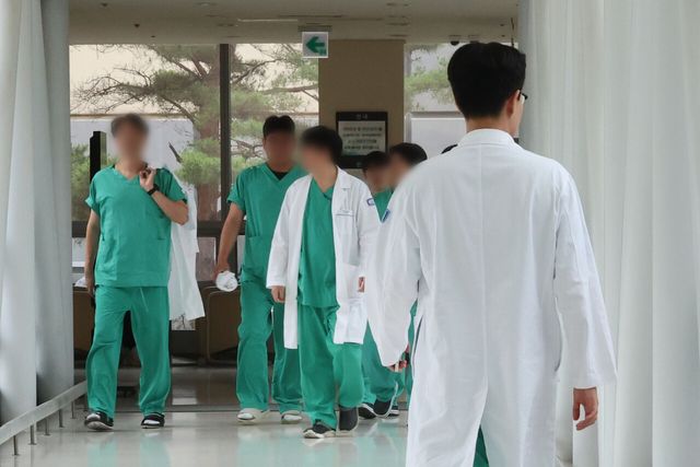 지난달 25일 서울의 한 대학병원에서 의료진들이 걸음을 옮기고 있다. [사진제공=뉴시스]