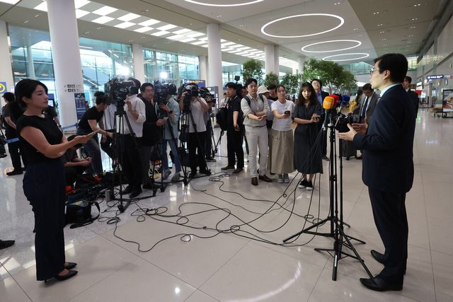 미국 트럼프 행정부와 통상 협상을 위해 출국했던 여한구 산업통상자원부 통상교섭본부장이 지난 10일 인천국제공항 제2터미널을 통해 귀국해 취재진 질의에 답하고 있다. [사진제공=뉴시스]