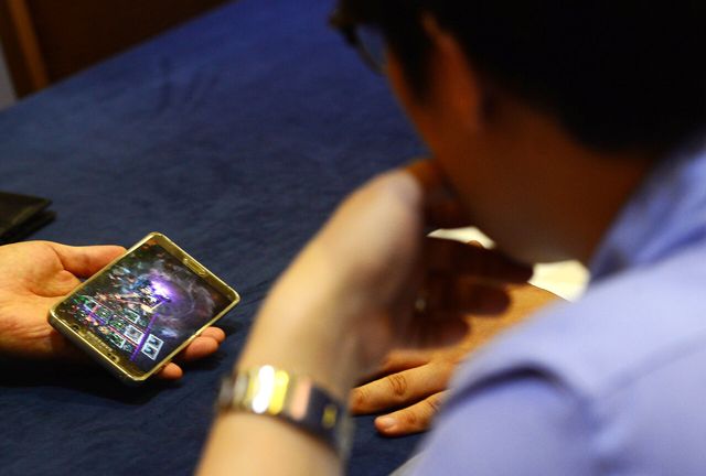 서울 삼성동 코엑스에서 게임 기업 관계자가 설명을 듣고 있다. [사진=뉴시스]