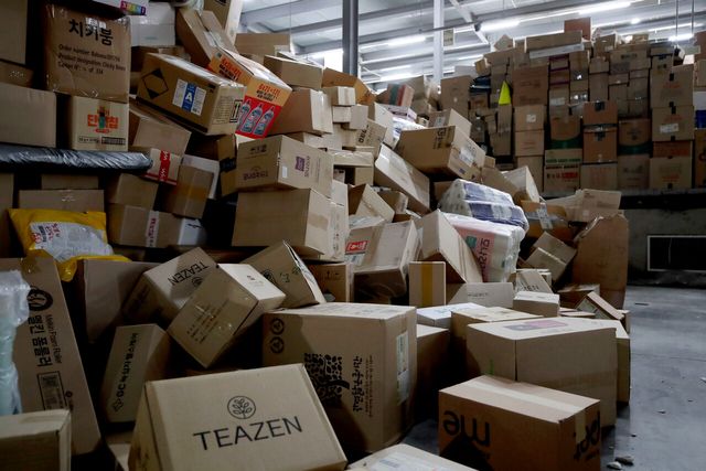 2021년 서울시내 한 택배 물류센터에 택배가 쌓여 있다. [사진제공=뉴시스]