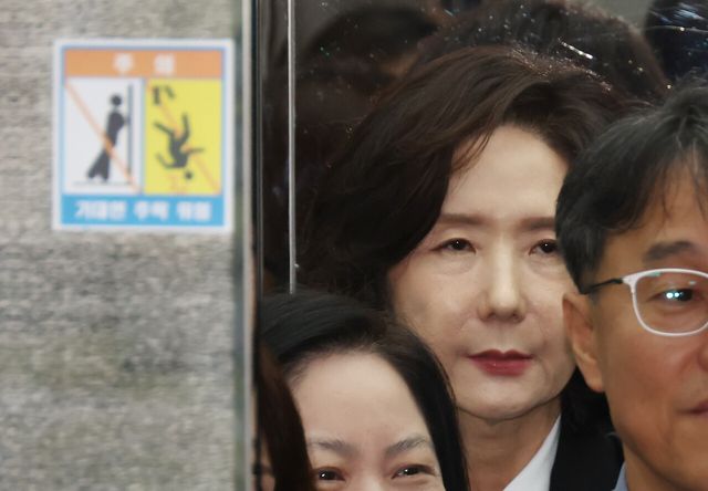 사회부총리 겸 교육부 이진숙 장관 후보자가 16일 서울 여의도 국회 교육위원회에서 진행된 인사청문회에서 오전 질의를 마친 뒤 이동하고 있다. [사진제공=뉴시스]