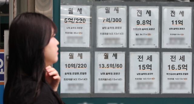서울 시내 한 부동산에 전월세 매물 광고가 게시돼 있다. [사진=뉴시스]