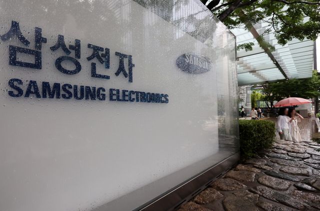 삼성전자 이재용 회장의 경영권 승계 관련 부당합병 및 회계부정 혐의에 대한 대법원 무죄가 확정된 17일 오후 서울 서초구 삼성전자 서초사옥에 직원들이 출입하고 있다. [사진=뉴시스]