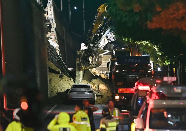 지난 16일 소방관들이 경기 오산시 가장교차로 고가도로옹벽 붕괴 현장에서 구조 작업을 진행하고 있다. [사진제공=뉴시스]